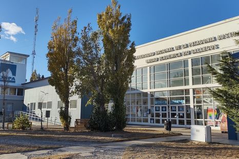 Un estudiante resultó herido con un arma blanca tras ser agredido por un miembro del personal de la Universidad de la Patagonia en la ciudad de Río Gallegos. Un estudiante resultó herido con un arma blanca tras ser agredido por un miembro del personal de la Universidad de la Patagonia en la ciudad de Río Gallegos.