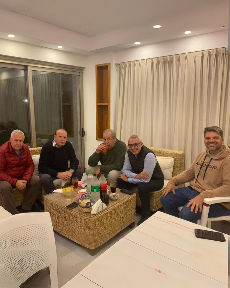 El ex intendente de Merlo Raúl Othacehé junto al intendente de Tigre julio Zamora y referentes del frente Somos Buenos Aires El ex intendente de Merlo Raúl Othacehé junto al intendente de Tigre julio Zamora y referentes del frente Somos Buenos Aires