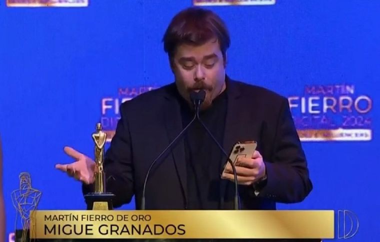 Migue Granados al momento de recibir su Martín Fierro de Oro Digital 2024