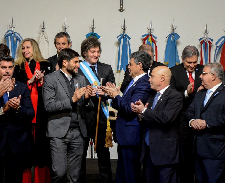 El Gobierno ya sumará la adhesión de 8 nuevos gobernadores a las medidas para sacar los dólares del colchón de los ahorristas.