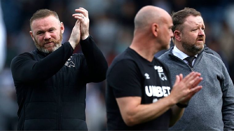 Rooney aplaude a la afición tras perder la categoría. Foto: Redes Sociales