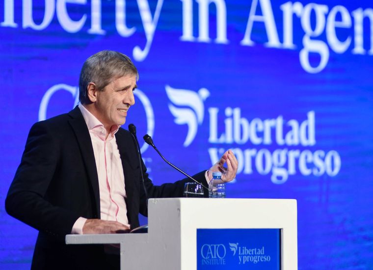 El ministro de Economía Luis Caputo por ahora sonríe ante el superávit fiscal primario y financiero obteniendo, pero sigue bajo la atenta mirada de Javier Milei. Foto: Noticias Argentinas