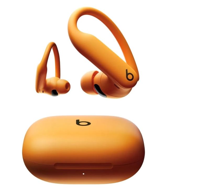Los Powerbeats Pro 2 destacan por sus ganchos de titanio y 45 horas de bater&iacute;a total.