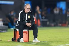 El Loco Bielsa y su típica manera de ver los partidos: sentado en una heladerita. Foto: FotoBaires