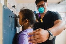 Un médico realiza una radiografía a una niña en la clínica TB Móvil de la ONG Socios en Salud en Perú. Foto: WILLIAM CASTRO | SOCIOS EN SALUD