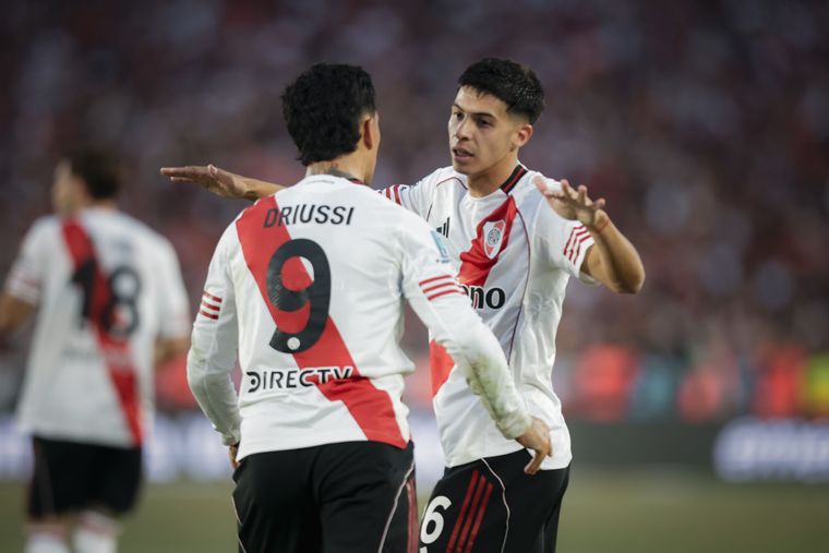 Sebastián Driussi, quien estuvo peleado con el arco, saluda a Galván tras uno de los dos goles que convirtió el juvenil de River.&nbsp;