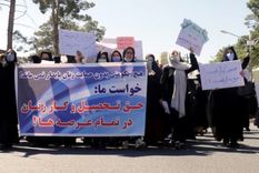 La protesta de las valientes mujeres afganas. Foto: Ambito.