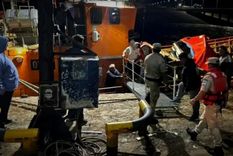 Un avión y un helicóptero sobrevuelan la zona del naufragio del buque pesquero en búsqueda del tripulante desaparecido. Un avión y un helicóptero sobrevuelan la zona del naufragio del buque pesquero en búsqueda del tripulante desaparecido.