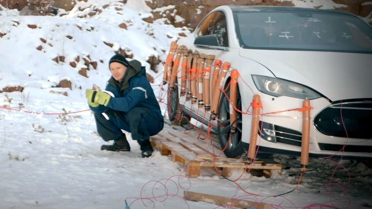 El youtuber decidió montar un show. Foto: CarBuzz.