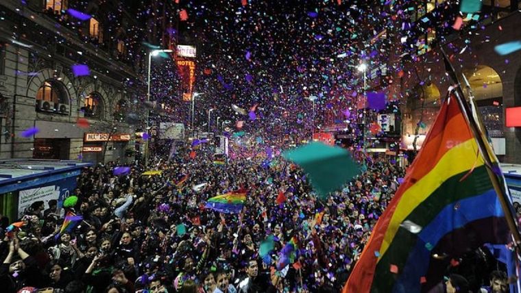 Una multitud en una de las celebraciones pasadas del Orgullo en Montevideo, Uruguay. Foto: GETTY IMAGES