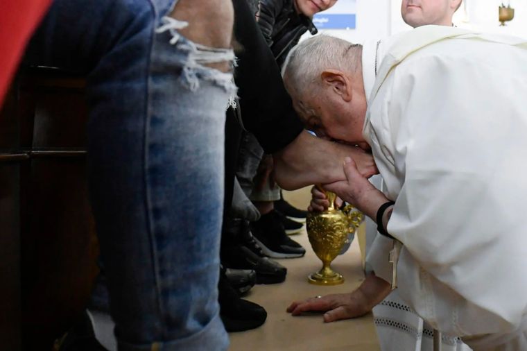 El papa Francisco besando los pies de un preso durante la celebración del Jueves Santo. El papa Francisco besando los pies de un preso durante la celebración del Jueves Santo.