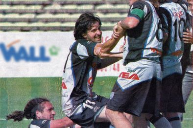 MDZol | El Pipa Villar celebra su gol con sus compañeros. Foto: Orlando Pelichotti/Los Andes