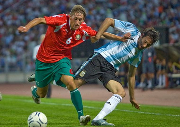 Jonás Gutiérrez no puede con un bielorruso. Foto: NA