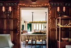 Cargar las luces solares con luz artificial no es tan efectivo ya que la luz artificial no proporciona la misma intensidad de rayos ultravioleta necesaria para cargar completamente la batería que abastece a la luz solar. Foto: Future