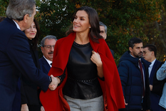 La reina Letizia tiene varias prendas que son sus infalibles para usar en múltiples ocasiones. Foto: Twitter @casareal