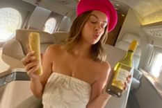 Un usuario utilizó el humor para revelar que muchos influencers recurren a aviones falsos para lograr más seguidores en las redes sociales. Foto: Captura de video @stevie_emerson