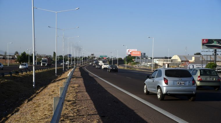 En el verano miles de personas eligen viajar en auto. En el verano miles de personas eligen viajar en auto.