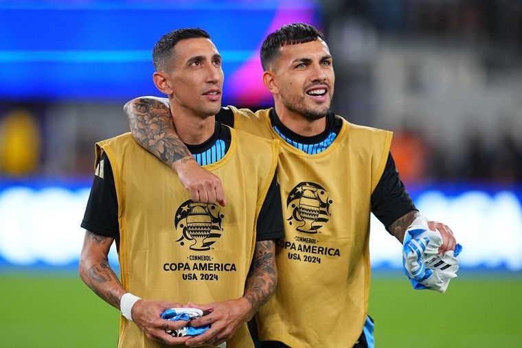 Di María y Paredes, amigos y campeones del mundo y bicampeones de América, se cruzan este domingo en el Gigante. ¿Habrá patadita incluida? Foto: Archivo