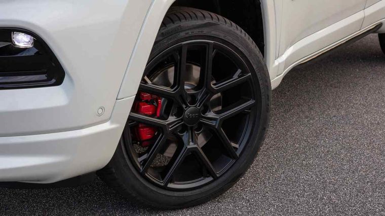 Finalmente el Jeep Compass incorpora a su gama el motor Hurricane 4 2.0 litros turbonaftero de 272 HP. 
