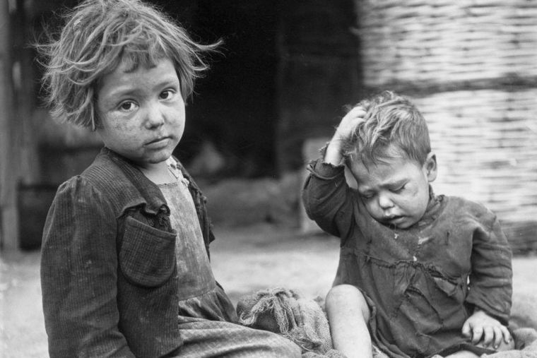 Los niños sufren pobreza y desnutrición. Los niños sufren pobreza y desnutrición.