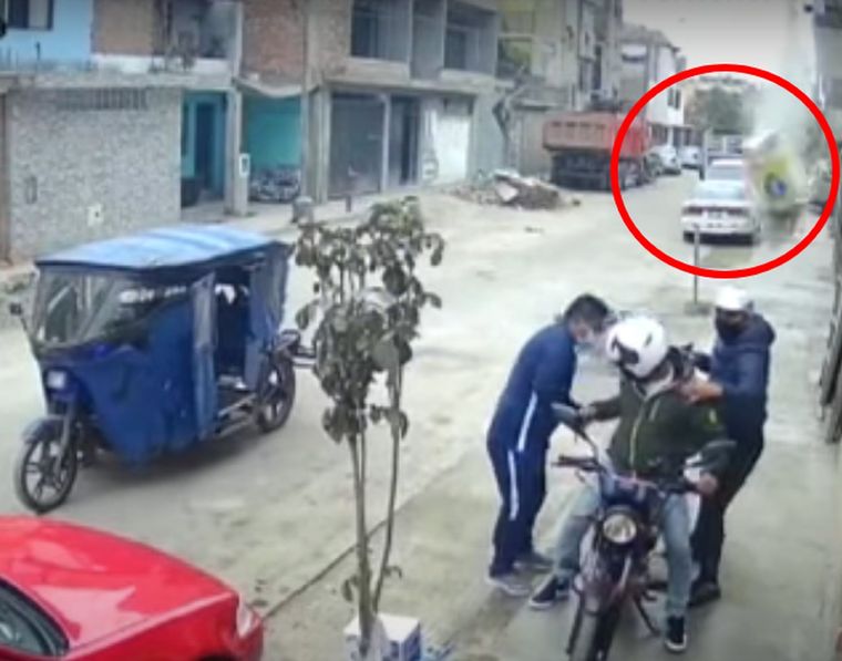 El momento exacto en que la bolsa cae sobre los rufianes