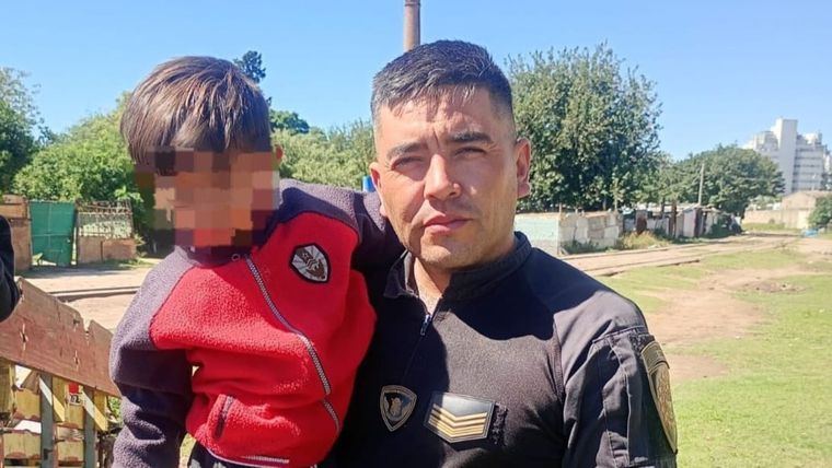 El efectivo relató el momento del rescate y contó que la madre del nene le agradeció el acto.