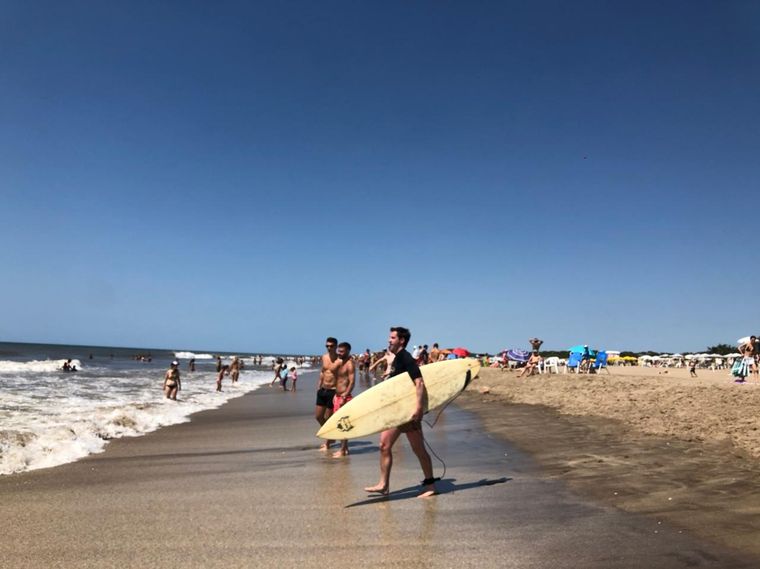 El aumento de test de covid-19 también se manifiesta en las playas argentinas. Foto: Felicitas Oyhenart