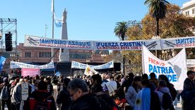 Cristina Fernández de Kirchner recibió el apoyo de cientos de miles de personas en Plaza de Mayo. Cristina Fernández de Kirchner recibió el apoyo de cientos de miles de personas en Plaza de Mayo.
