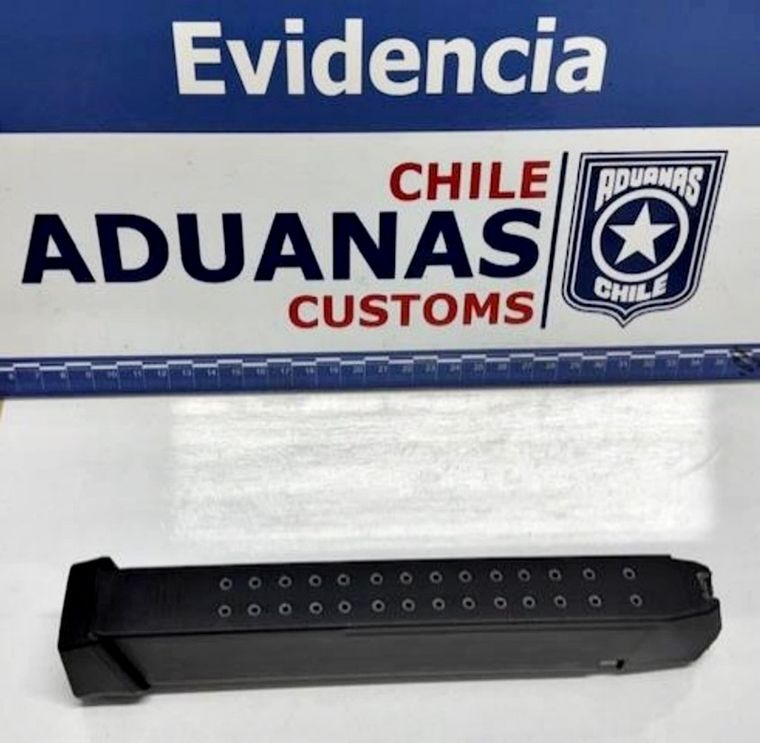 Cargador de arma de porte ilegal secuestrada durante la requisa. Cargador de arma de porte ilegal secuestrada durante la requisa.
