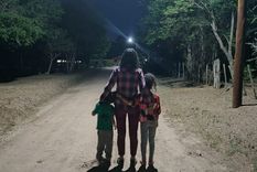 La madre que había desaparecido en el Valle de Traslasierra junto a sus dos hijos de 9 y 6 años, en medio de la ejecución de un fallo judicial por la restitución internacional de menores a su ex pareja. Foto: El Doce La madre que había desaparecido en el Valle de Traslasierra junto a sus dos hijos de 9 y 6 años, en medio de la ejecución de un fallo judicial por la restitución internacional de menores a su ex pareja. Foto: El Doce