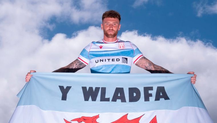 El Wrexham AFC presentó su nueva tercera camiseta inspirada en la Patagonia argentina.