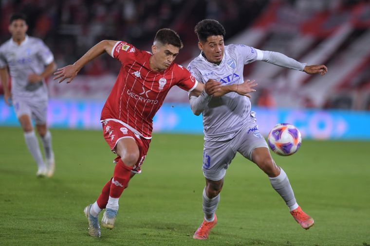 Los de Oldrá no lograron aprovechar la superioridad numérica. Foto: Télam