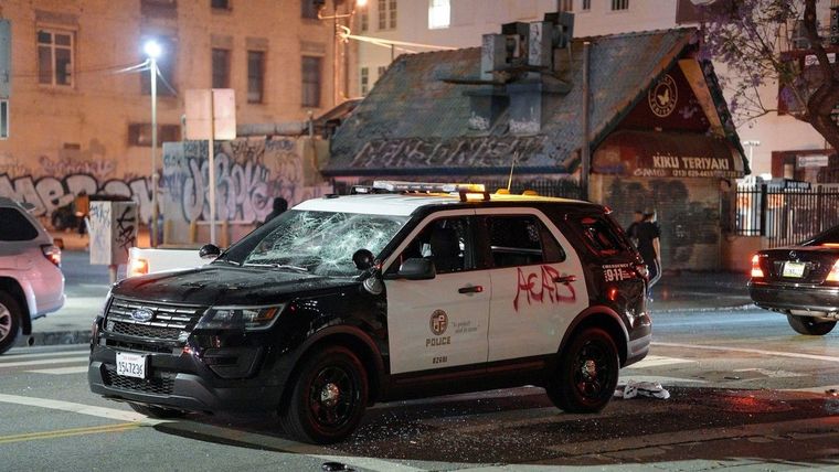 Un automóvil policial dañado en una protesta contra la muerte de George Floyd, Los Ángeles, estado de California, EE.UU., el 30 de mayo de 2020.