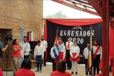 Bandera cubana y homenaje al Che Guevara en el acto de fin de ciclo de una escuela argentina