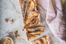 Peras con crema de almendras.