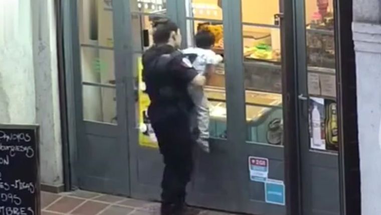 La oficial de Policía rescató al niño el lunes por la tarde y luego fue entregado a sus padres. Foto: Captura de video
