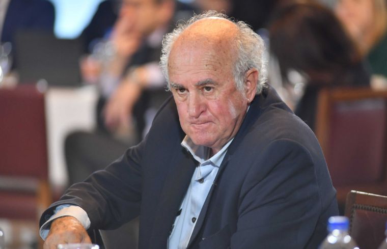 Parrilli arremetió contra otro senador y lo tildó de prófugo