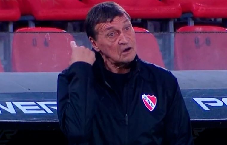 Julio César Falcioni El elocuente gesto de Falcioni sobre la gente de Independiente.