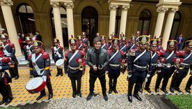 Javier Milei con una división de Granaderos a Caballo en la Casa Rosada. Javier Milei con una división de Granaderos a Caballo en la Casa Rosada.