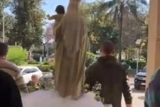 video: realizaban una procesion, se les cayo la virgen y se hizo pedazos