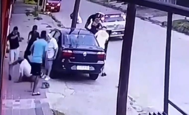 El hombre de 67 años se encontraba con su madre cuando fue abordado por los delincuentes