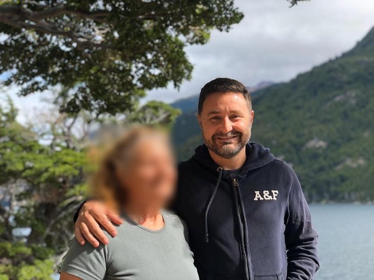 El entrevistado junto a su madre. En aquel momento, ella se enfermó por todo lo que pasé, dice