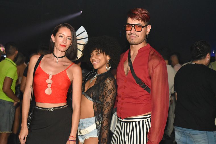 Rocío, Ailin y Rodri disfrutando la noche. Rocío, Ailin y Rodri disfrutando la noche.