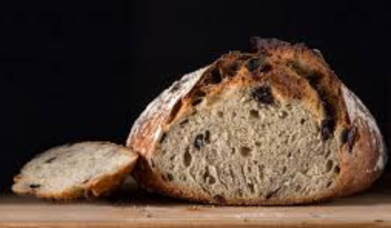 La receta de pan con pasas combina el dulzor natural de las pasas con una miga esponjosa y suave. La receta de pan con pasas combina el dulzor natural de las pasas con una miga esponjosa y suave.