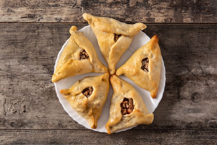 La receta de empanadas árabes fatay llegó a América Latina con la inmigración del Medio Oriente a principios del siglo XX. La receta de empanadas árabes fatay llegó a América Latina con la inmigración del Medio Oriente a principios del siglo XX.