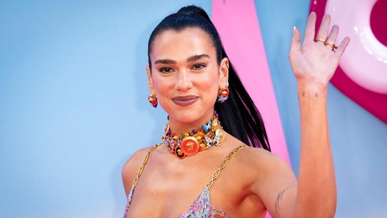 Dua Lipa conquistó con un coqueto bikini a cuadros.