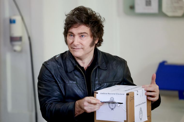 Javier Milei votando en las elecciones de 2025