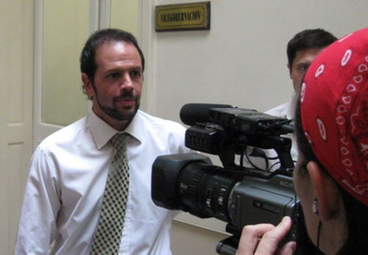 Racconto dialogó con la prensa luego de los incidentes de los ambientalistas.