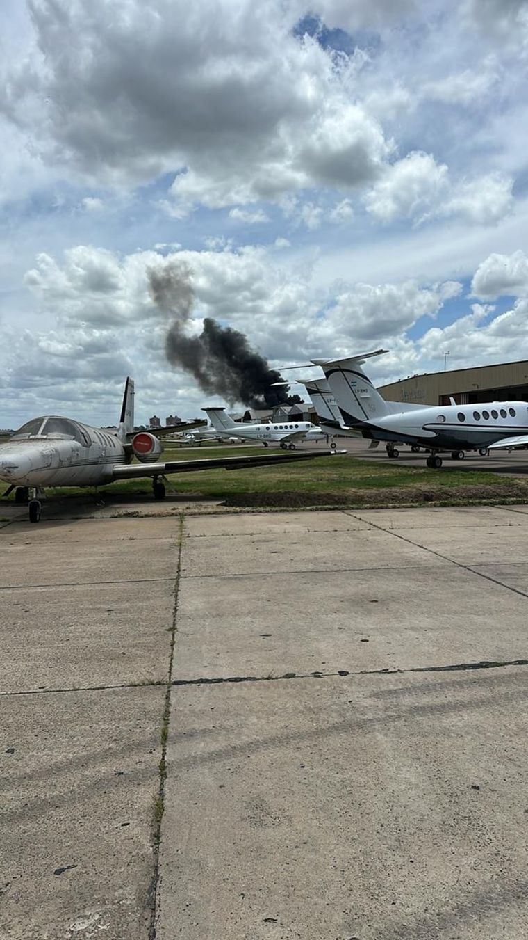 El avión se despistó e impactó contra viviendas ubicadas a un lado del Aeropuerto de San Fernando Foto: X