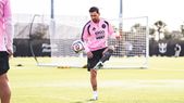 Lionel Messi volvió a ser el centro de todas las miradas en la primera práctica de Inter Miami en un 2026 clave. Lionel Messi volvió a ser el centro de todas las miradas en la primera práctica de Inter Miami en un 2026 clave.